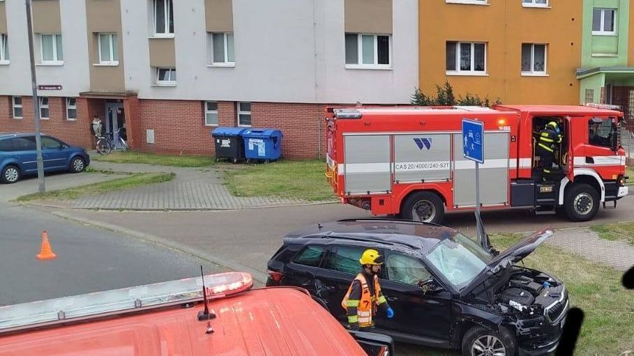 Zdrogovaný kriminalista, který na Plzeňsku boural se služebním autem, odešel s výsluhou - Novinky